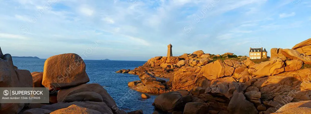 France, Brittany, Cotes d´Armor 22, Cotes de Granite Rose, Ploumanac´h, Squewel end and Mean Ruz Lighthouse