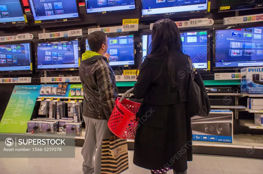 Last minute shoppers browse flat screen televisions in a Target store in the borough of Queens in New York looking for bargains ´Super Saturday´, the ...