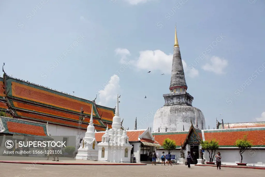 Wat Phra Mahathat Vihan is the most important temple of Nakhon Si Thammarat and southern Thailand. It was constructed at the time of the founding of t...