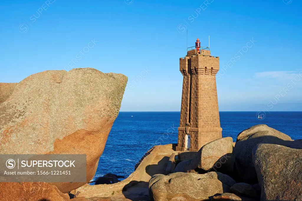 France, Brittany, Cotes d´Armor 22, Cotes de Granite Rose, Ploumanac´h, Squewel end and Mean Ruz Lighthouse