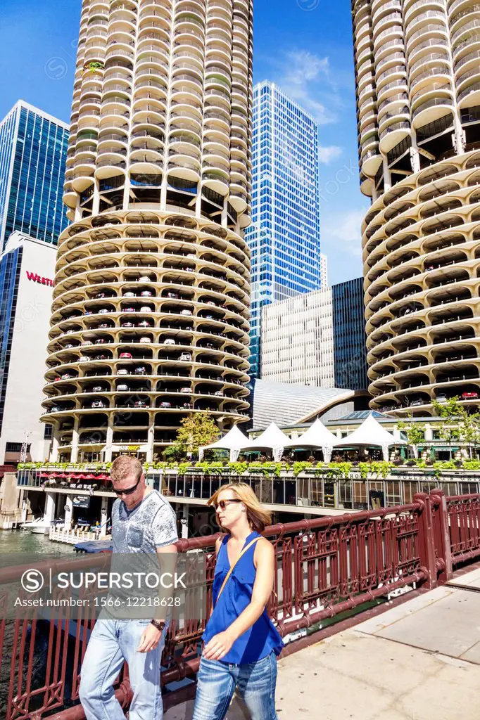 Illinois, Chicago, River North, downtown, Marina City, high rise residential, building, condominiums, city skyline, Chicago River, North State Street ...