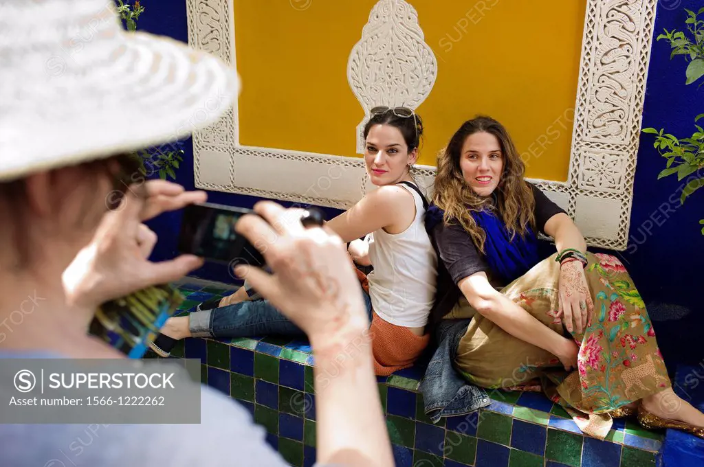 turista de vacaciones fotografiando a dos chicas jovenes, holiday tourist photographing two young girls,