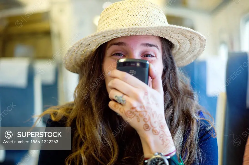 mujer joven con sombrero y telefono movil en la mano, young woman with hat and mobile phone in hand,