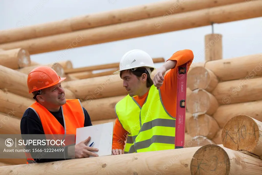 Supervisor and discuss the work plan for a house under construction.