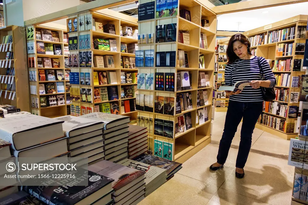 Illinois, Chicago, Hyde Park, campus, University of Chicago, The Seminary Co-op Bookstores, college bookstore, inside, books, sale, textbooks, woman, ...