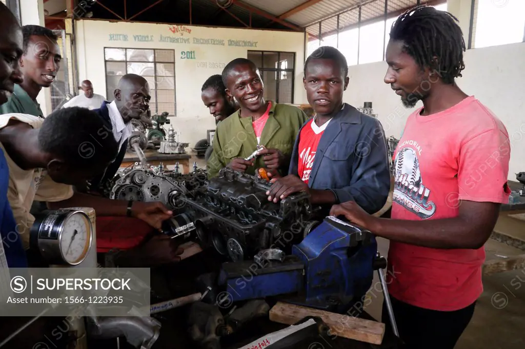Kenya. At Don Bosco´s school for vocational training, Kakuma refugee camp, Turkana. Motor mechanics class.