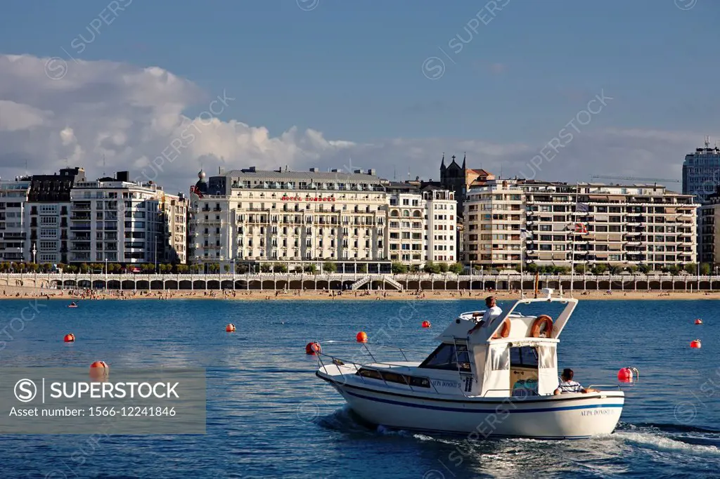 Yacht. Bahia de La Concha, Donostia (San Sebastian), Gipuzkoa, Basque Country, Spain.