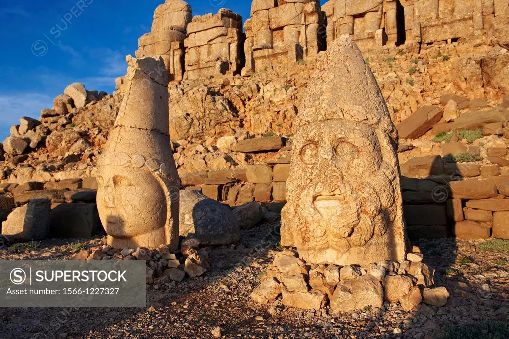 Pictures of the statues of around the tomb of Commagene King Antochus 1 on the top of Mount Nemrut, Turkey Stock photos & Photo art prints In 62 BC, K...