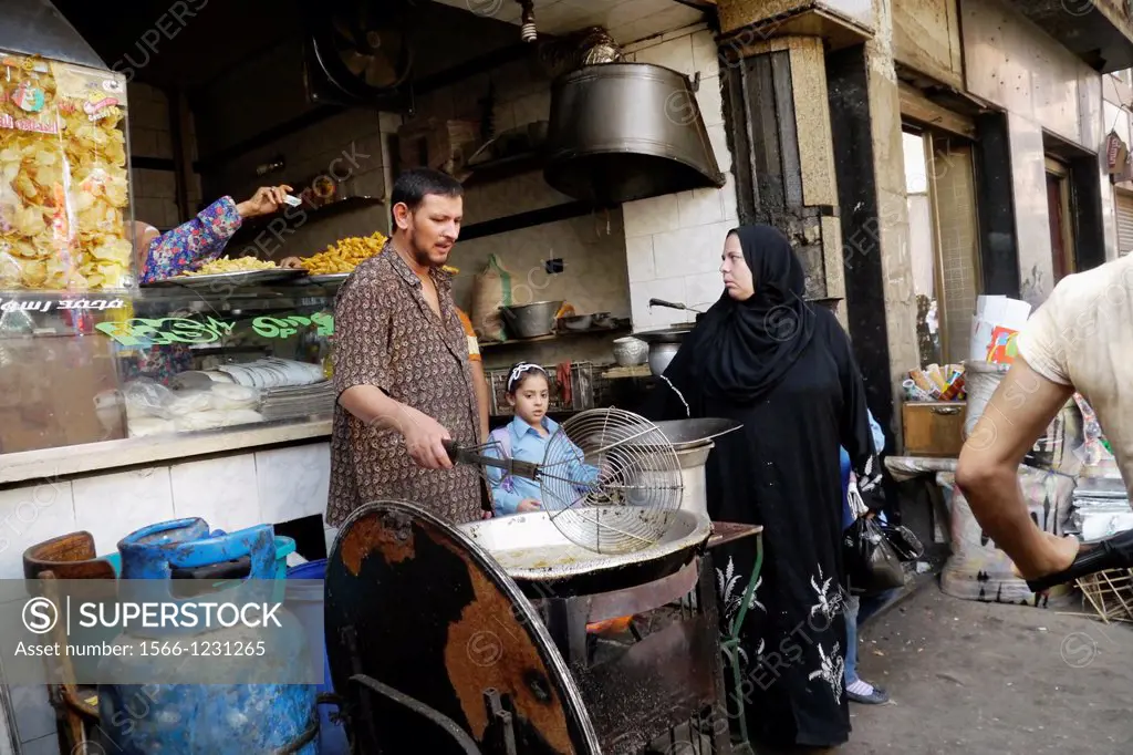 Egypt. Street scenes in so called ´Islamic Cairo´, the old quarter of the city near Bab Zuela. Man frying felafels