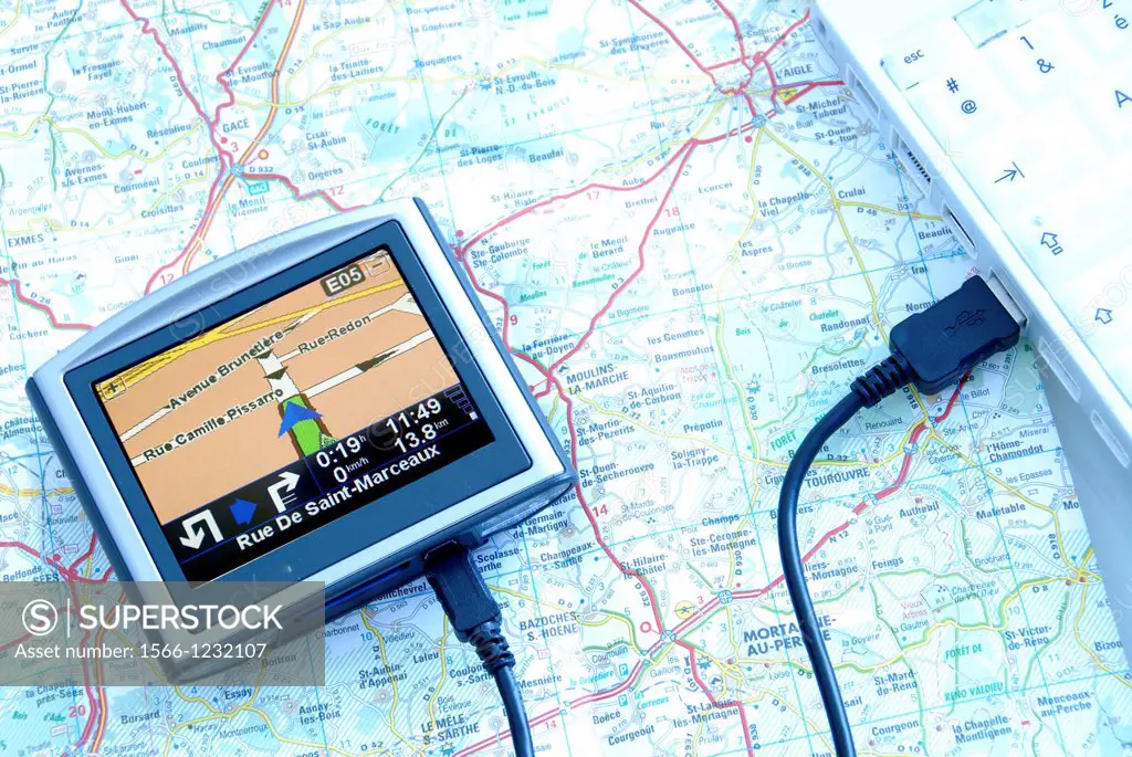 Car satellite navigation system connected to a computer for map updating