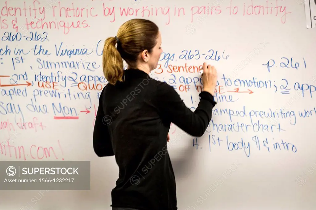 A California high school English teacher writes reading strategies on a whiteboard to assist her students´ comprehension during a reading exercise usi...