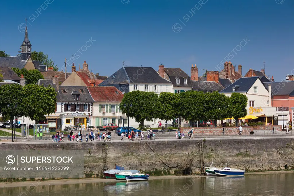 France, Picardy Region, Somme Department, St-Valery sur Somme, Somme Bay Resort town, town view