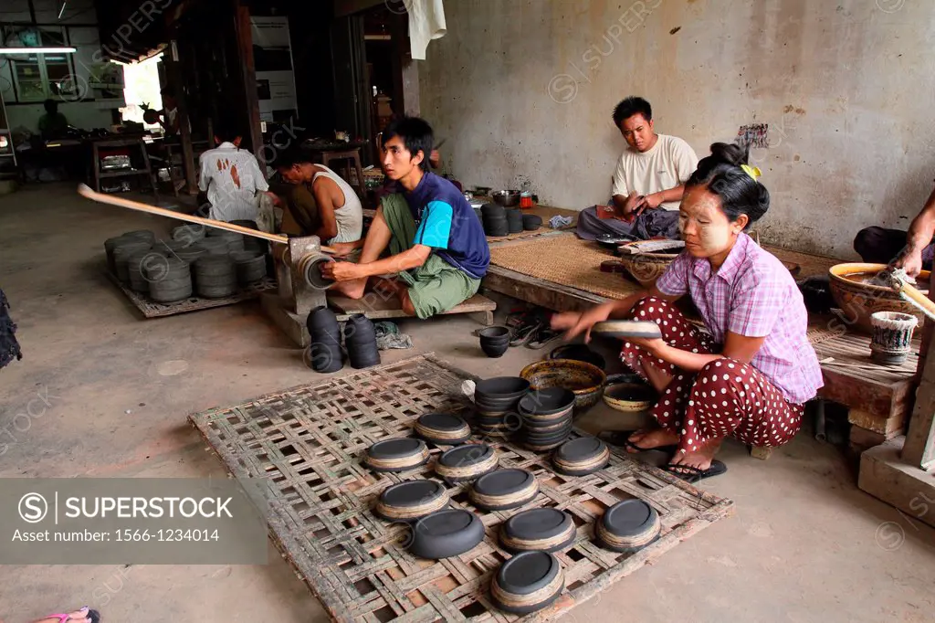 Lacquer craftsman in Bagan, Myanmar, Burma, Asia