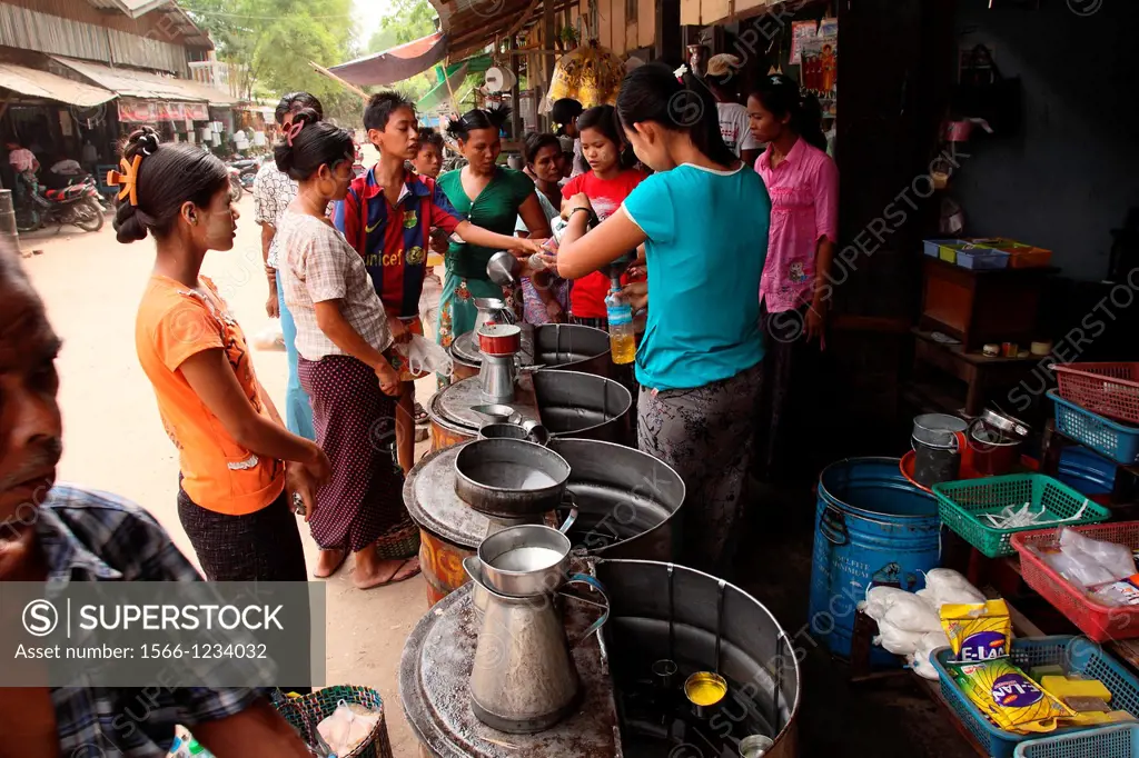 View of the Myinkaba market, cooking oil seller, Old Bagan, Pagan, Burma, Myanmar, Asia