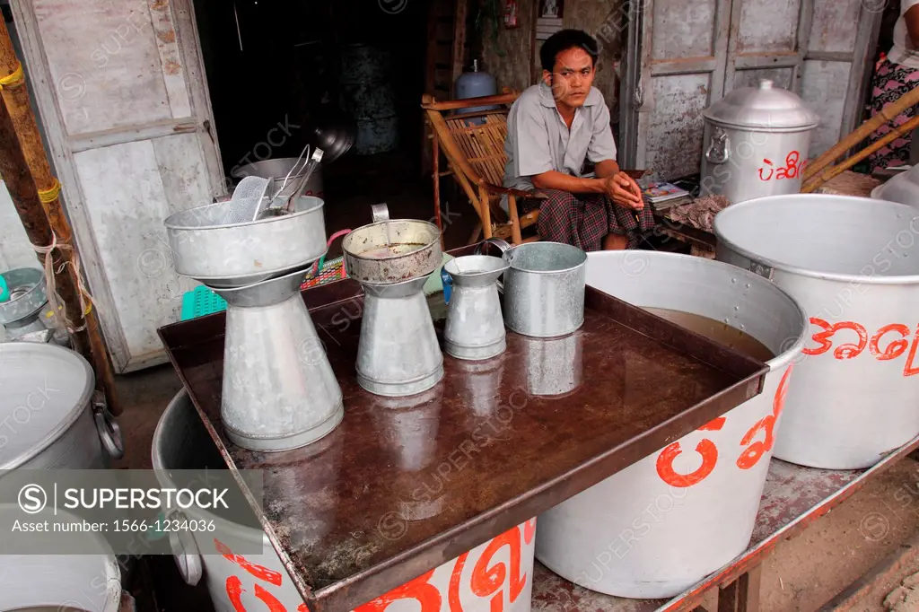 View of the Myinkaba market, cooking oil seller, Old Bagan, Pagan, Burma, Myanmar, Asia