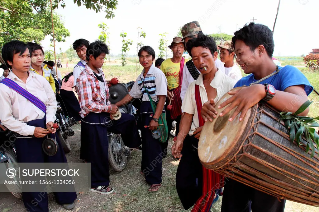 Pa-O mans playing traditional music, Taunggyi festival, Inle Lake, Shan State, Myanmar