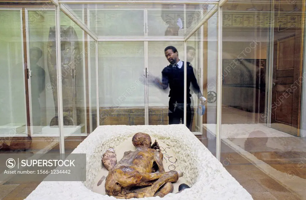 UNITED KINGDOM LONDON  THE BRITISH MUSEUM  MUMMY IN ITS GRAVE  WARDEN CLEANING