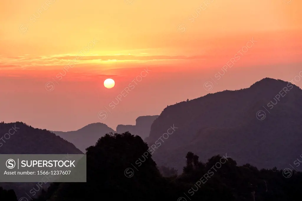 China, Hunan Province, Zhangjiajie National Forest Park, UNESCO World Heritage Site, Tianzi Mountains, sunrise