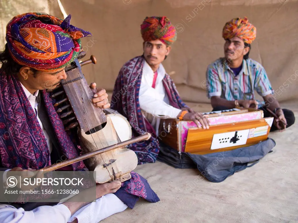 Traditional Indian musicians in Shilpgram artisan´s village near Udaipur, Rajasthan, India