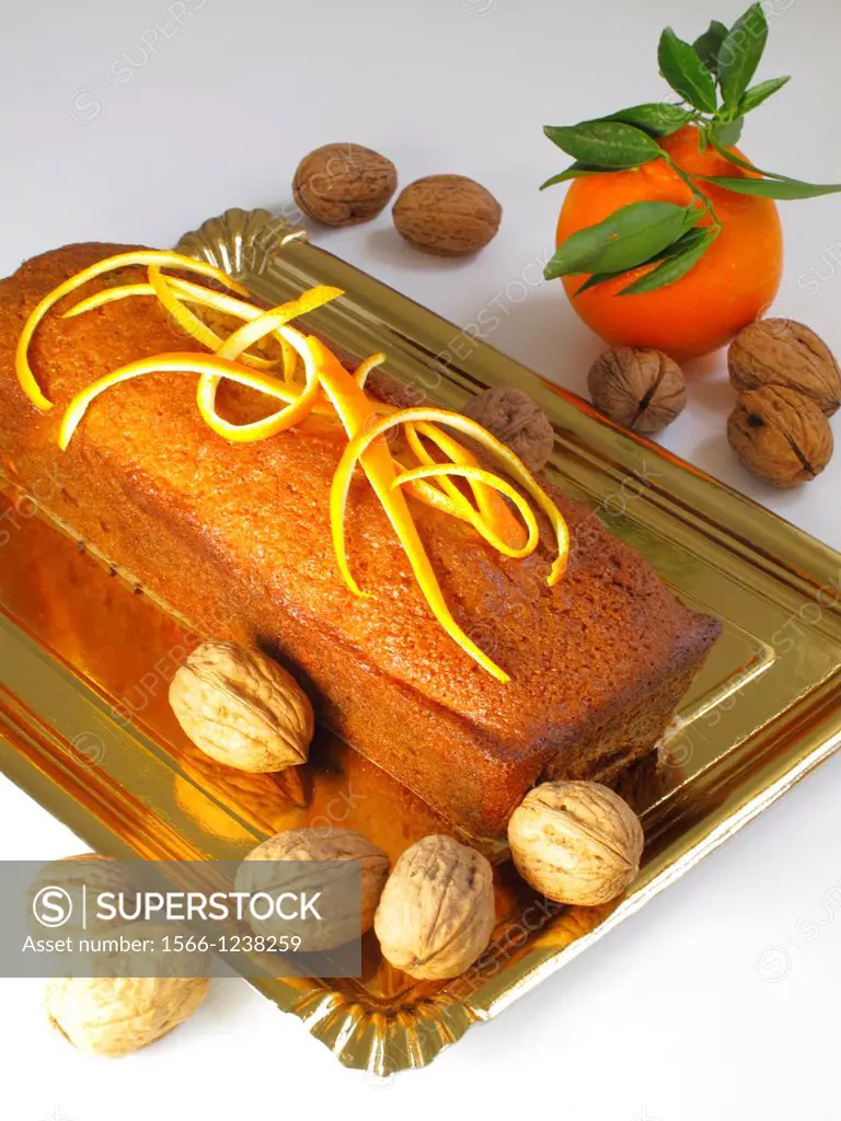 Cake with orange and walnuts