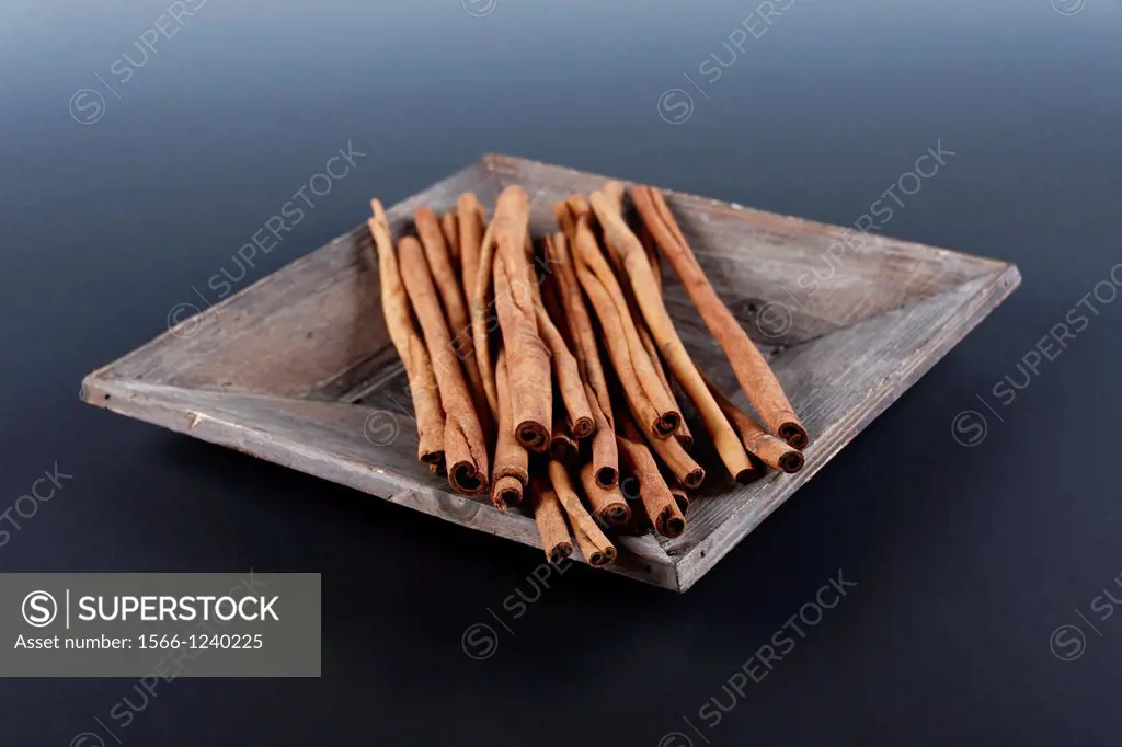 cinnamon sticks in wooden bowl - Cinnamomum cassia