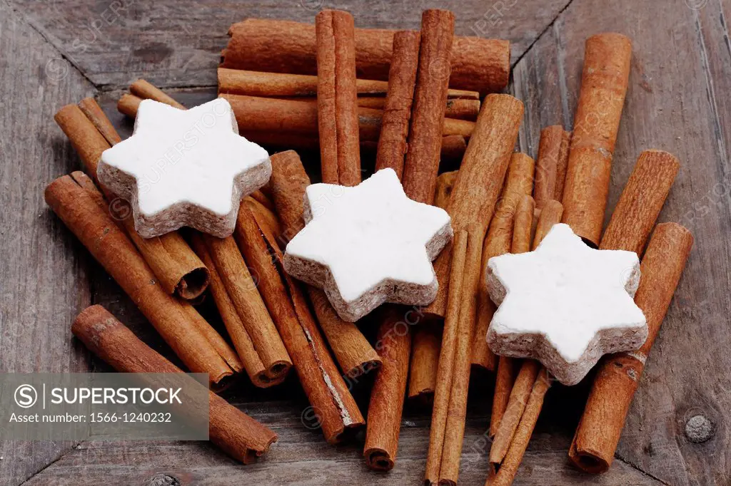 cinnamon sticks in wooden bowl - Cinnamomum cassia - cinnamon star cookies at christmas