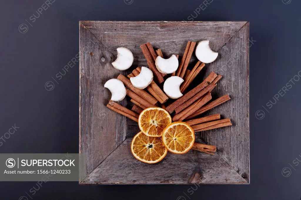 cinnamon sticks - dried orange slices - potpourri in wooden bowl - cinnamon halfmoon cookies at christmas