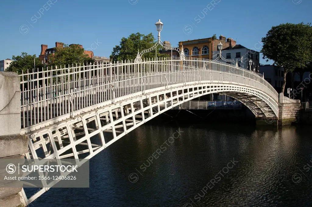 Ha´Penny Bridge and the River Liffey, Dublin, Ireland.