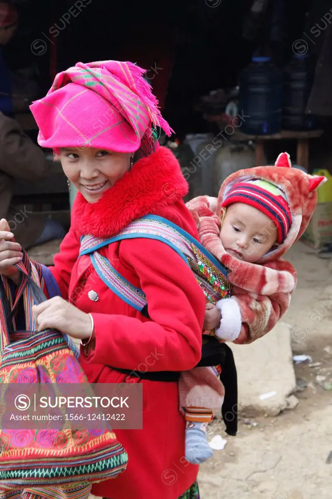 Vietnam, Lao Cai Province, Can Cau, market, hill tribes people, mother and child,.