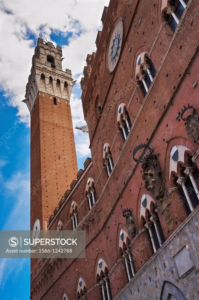 Palazzo Pubblico, build from 1325 to 1345 and 87 metres high tower of guildhall, Torre del Mangia at square Piazza del Campo, Siena, Tuscany, Central ...