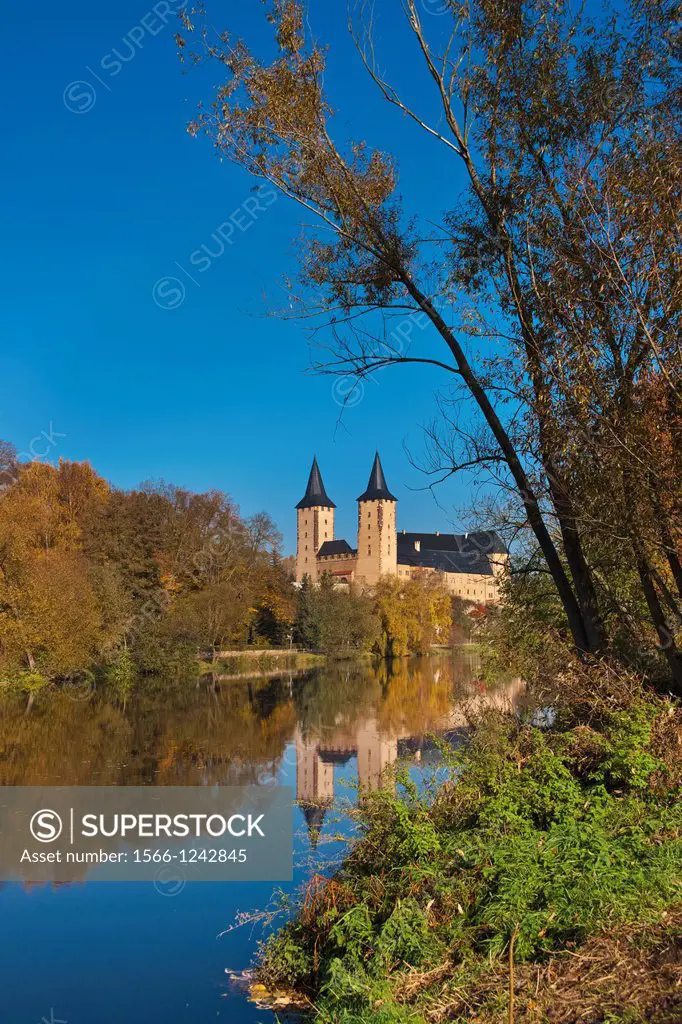 View over the Zwickauer Mulde river to the Rochlitz castle, more than 1000 years old, Rochlitz, Saxony, Germany, Europe