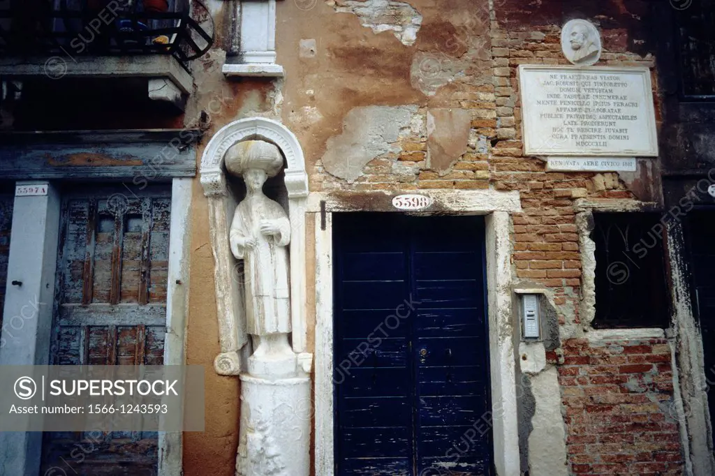 Venice  Italy  Tinoretto´s house with one of the statues known as ´Mori´, on the Fondamenta dei Mori, Cannareggio