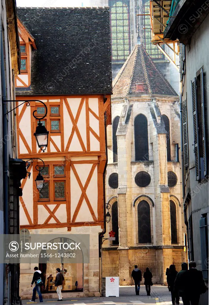 Tonw of France, Burgundy, cote d´or, Dijon, old houses, ambiance, back of church Notre-Dame