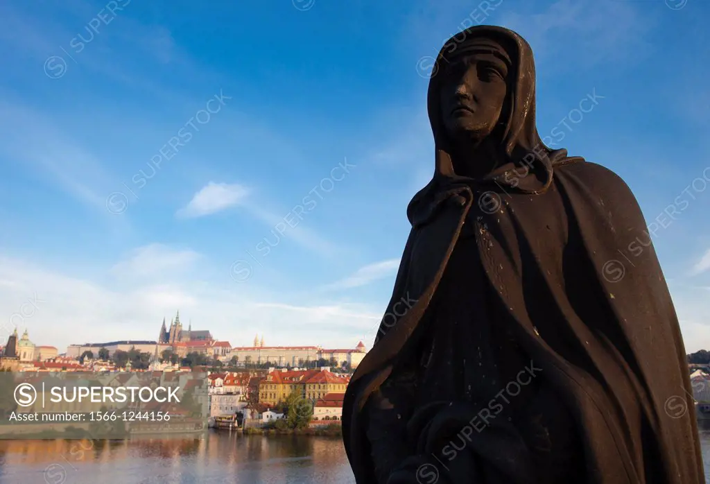 Vltava River, Charles Bridge, on background St Vitus Cathedral at Prague Castle, Prague, Bohemia, Czech Republic, Czech Republic, Europe.