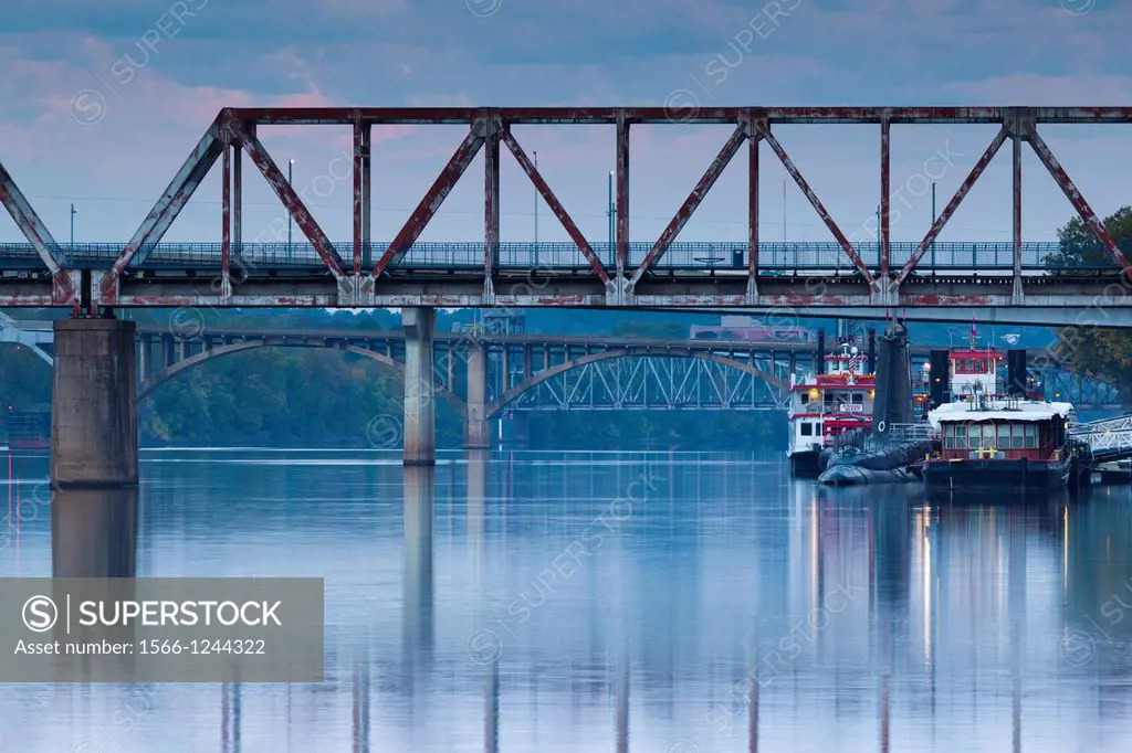 USA, Arkansas, Little Rock, Arkansas River and bridges, dawn