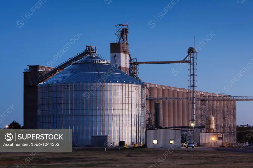 USA, Kansas, Hutchinson, grain elevator, dawn