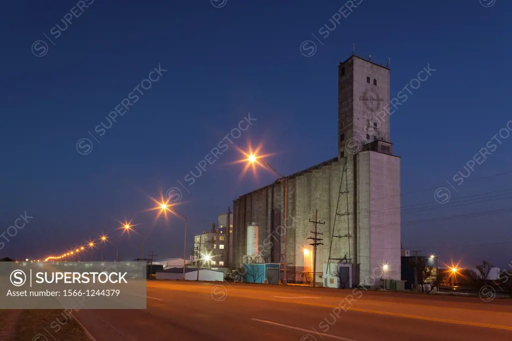 USA, Kansas, Dodge City, grain elevator, dusk