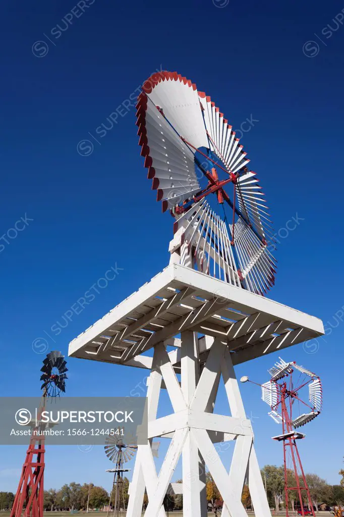 USA, Oklahoma, Elk City, vintage farm windmills