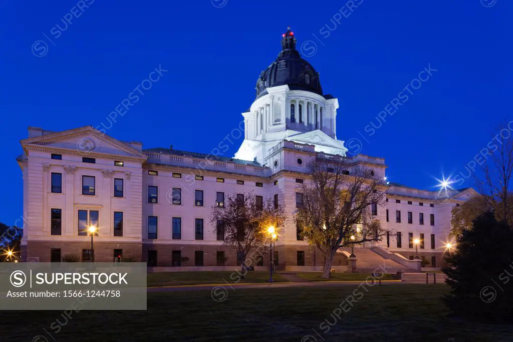 USA, South Dakota, Pierre, South Dakota State Capitol, exterior, dusk