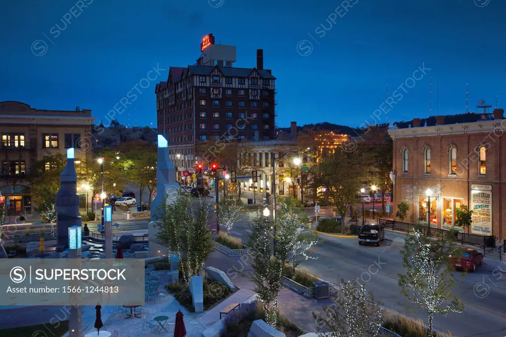 USA, South Dakota, Rapid City, Main Street Square, evening
