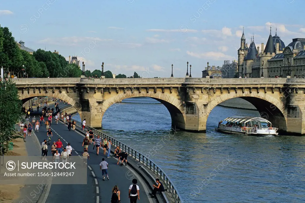 pedestrians on the riverside expressway beside the Pont Neuf, Paris, Ile de France region, France, Europe.