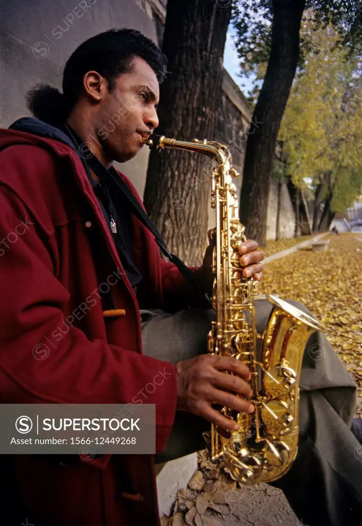 saxophonist on Seine river bank, Paris, Ile de France region, France, Europe.