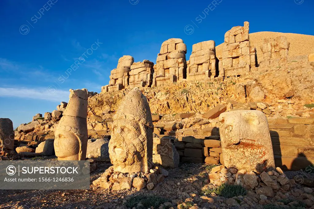 Pictures of the statues of around the tomb of Commagene King Antochus 1 on the top of Mount Nemrut, Turkey Stock photos & Photo art prints In 62 BC, K...