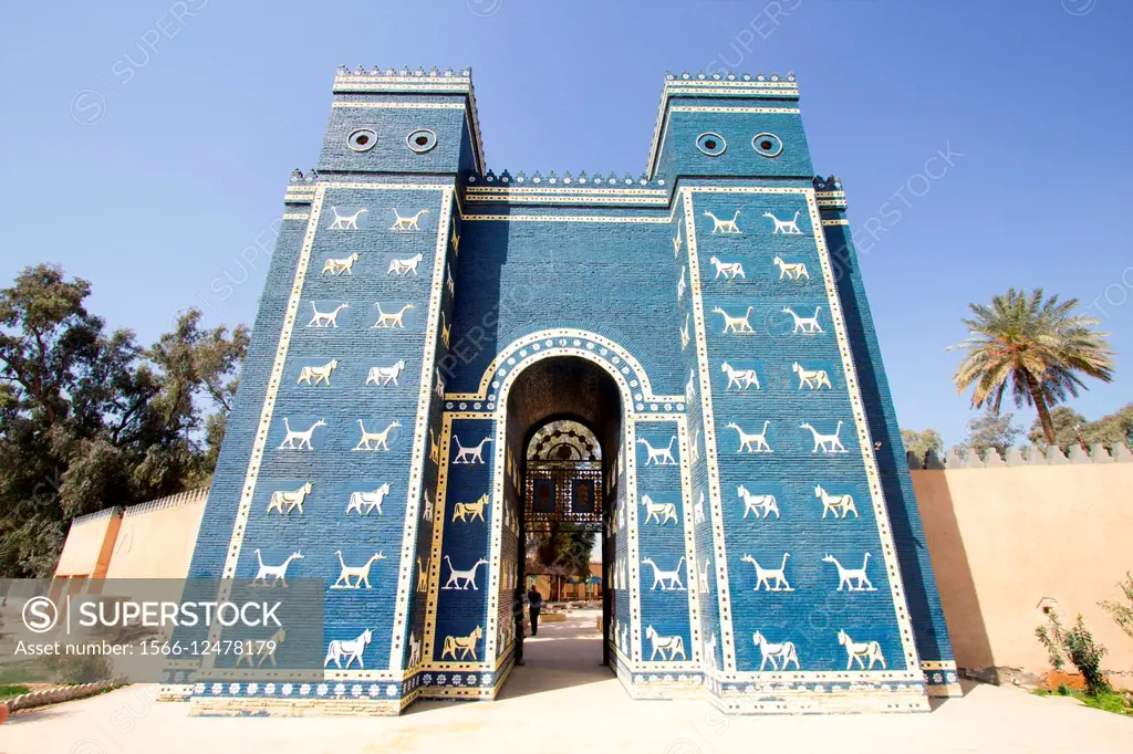 Picture of the Ishtar Gate, which is located in the city of Babylon archaeological, It is a blue patterned animals.
