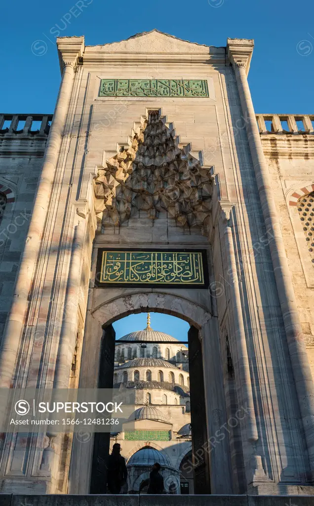 Front entrance to the inner courtyard of the Sultan Ahmet or Blue Mosque, Sultanahmet, Istanbul, Turkey.