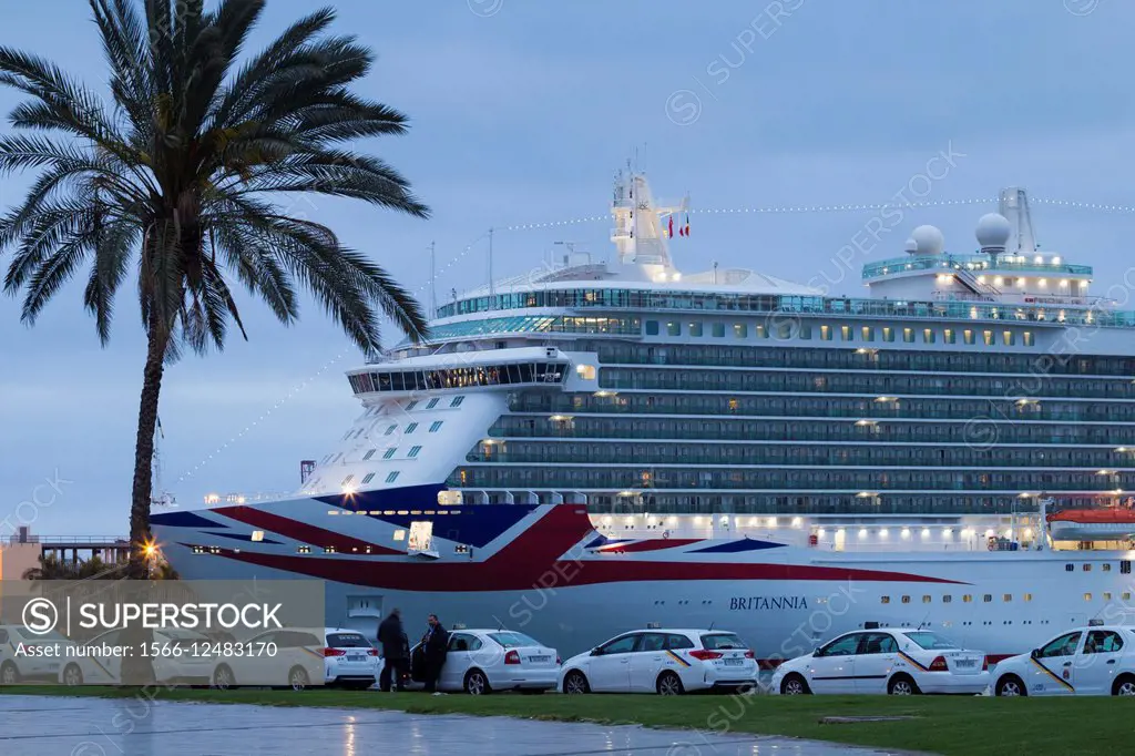 Las Palmas, Gran Canaria, Canary Islands, Spain. Taxi drivers wait for passengers to disembark as the largest ever cruise ship built for the UK market...
