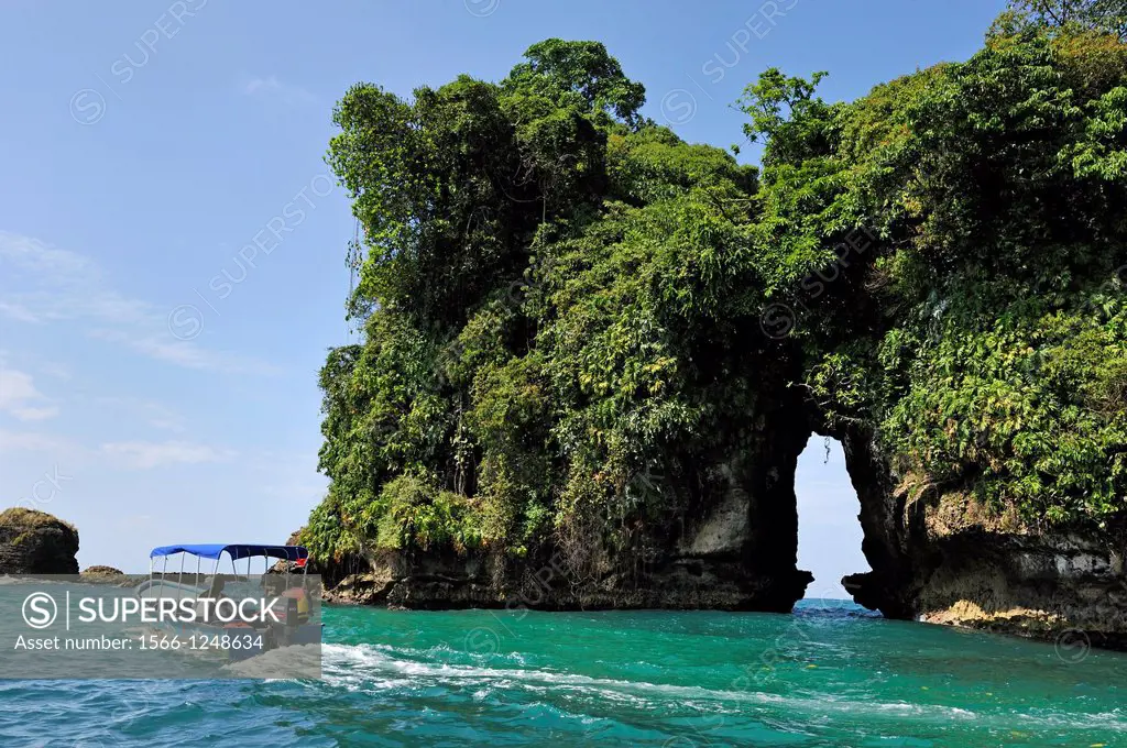 Pajaros Islet also named Swan´s Cay off the coast of Boca del Drago on Colon Island, Bocas del Toro Archipelago, Republic of Panama, Central America
