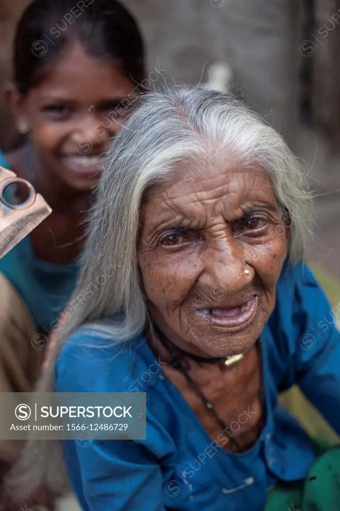 Girl combing her grandmother ´s hair in a slum in Modasa, India.