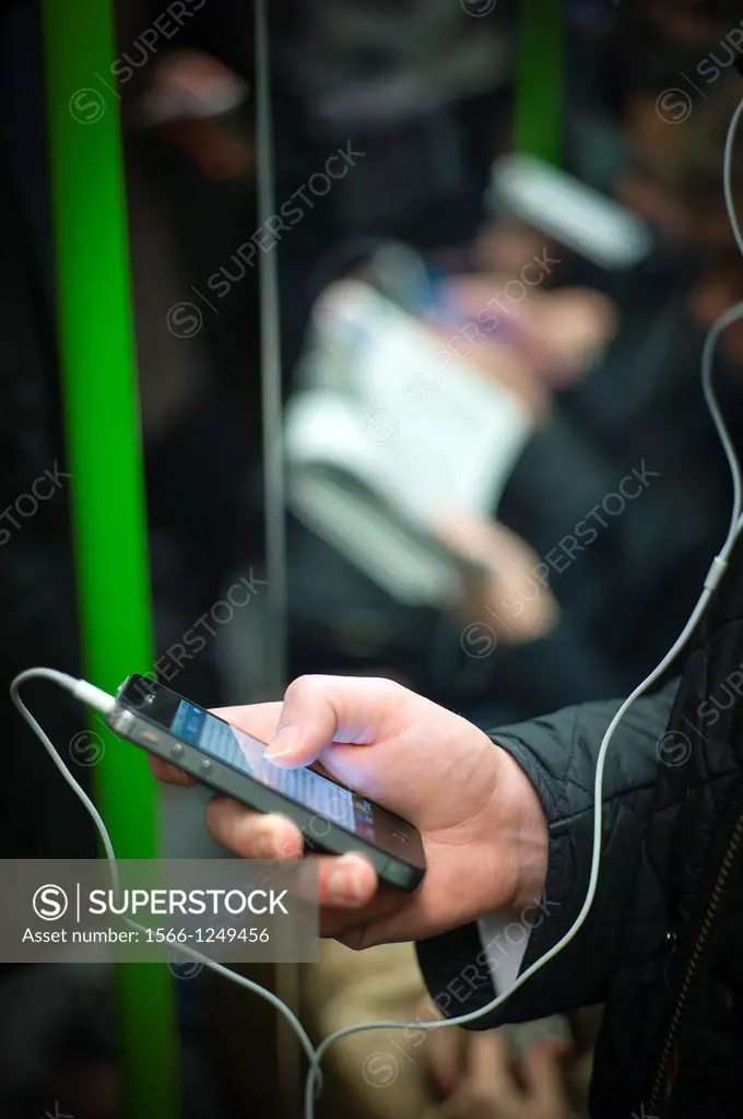 primer plano de hombre con un telefono movil en la mano, close-up of man with a mobile phone in hand