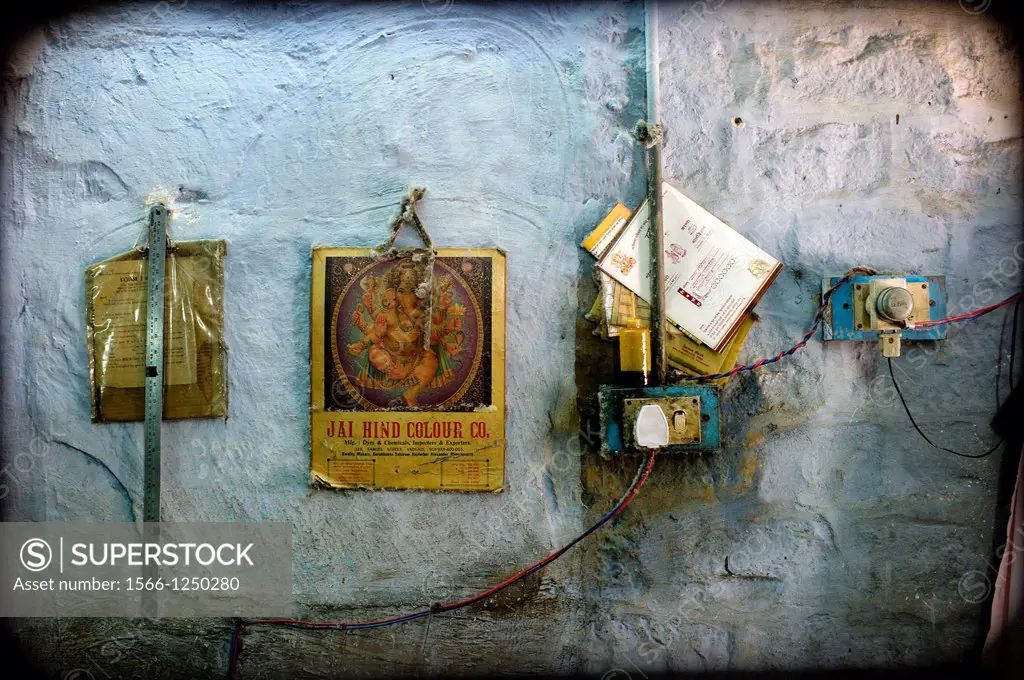 pared de una casa con enchufes y conexiones electricas y simbologia indu en Mundgod, Karnataka, India  a house with wall plugs and electrical connecti...
